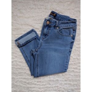 Seven7 cropped jeans size 6 capris light wash